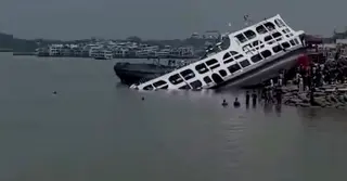 বরিশালে কীর্তনখোলা নদীতে ‘যাত্রীবিহীন’ লঞ্চডুবি